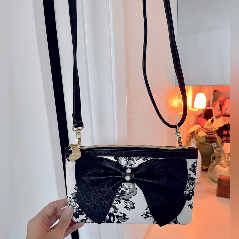 Betsey Johnson Rose & Pearls Crossbody Purse, Classic Bow, Like New!